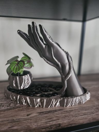 Hand met zwevend bloempotje