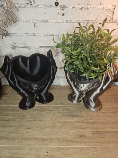 hart in handenbloempot
